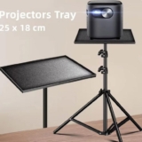 מגש למקרנים ומחשבים עם חיבור סטנדרטי לחצובות